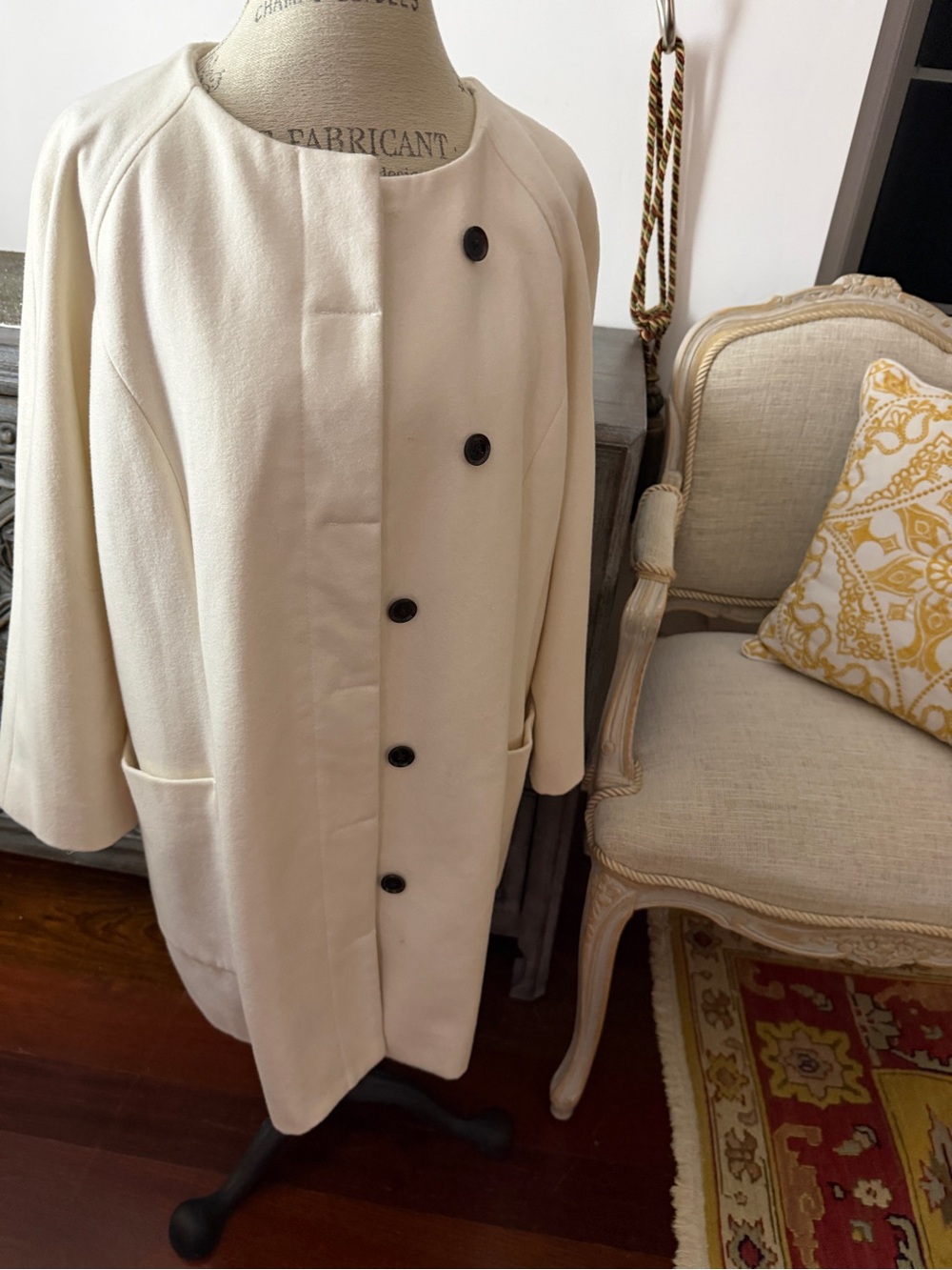 Women's Cream Coat - Elegant Jacket brand Old Navy , Sz XL , 40 % Wool